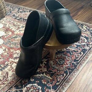 DANSKO Women's Black Clogs! Size 39 (8.5 to 9)!